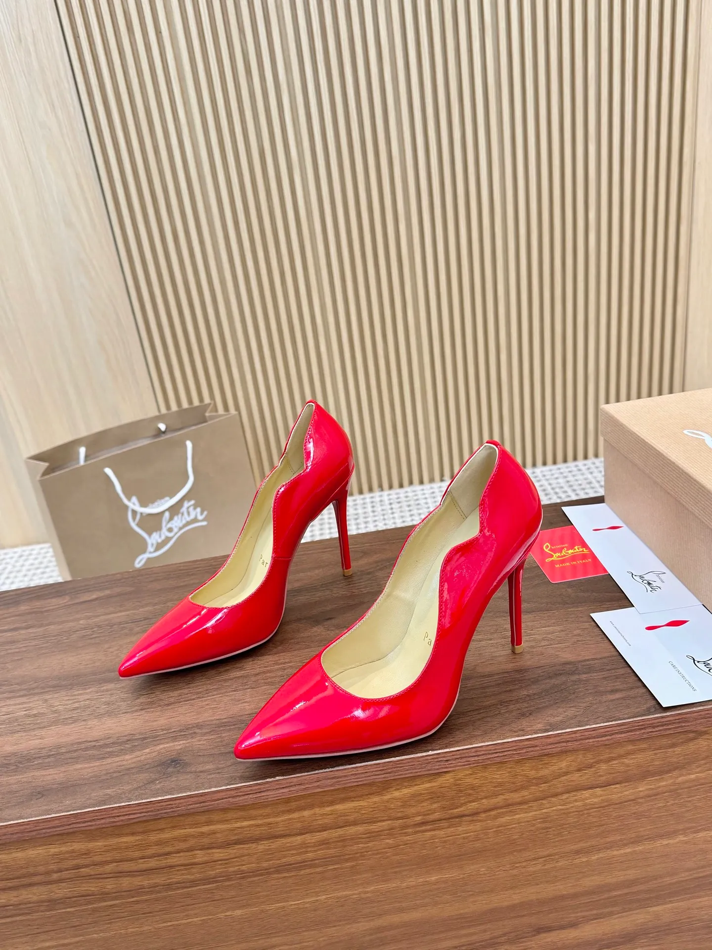 👟👟Ex-factory price 440👟👟 Genuine leather sole +40 shipped all year round 💝Christian Louboutin CL👠 "Imported cow patent leather💎 series" noble and luxurious, real blingbling✨ real materials, all customized by the pattern maker, and the materials are made of original customized materials, achieving the taste of the original 5 color options💍 Upper: Imported 👉Cow patent leather💪 Lining: Sheepskin foot pad/lining Size: 34-40.41.42 Heel height: 10.5cm and 8.5cm two options Leather sole Rubber sole